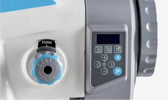 Basit Panel
Tek bir düğmeyle dikiş ucundaki hızı ve iğne konumunu kolayca ayarlayın. Güvenlik düğmesi anında durdurmaya olanak tanırken, hızlı sıfırlama özelliği parametre değerlerini değiştirirken hata yapmaktan korkmanıza gerek kalmamasını sağlar.